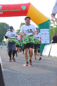 BIB: 1305
                            <button type="button" onclick="openModal(3646807)" class="btn btn-primary btn-sm float-right btn-popup" data-toggle="modal" data-target=".modal-high-quality">
                        <i class="fas fa-shopping-cart"></i> Add to Cart
                    </button>
                                            <button type="button" onclick="isThisMe(3646807, true)" class="btn btn-success btn-sm float-right btn-popup btn-isme hidden" data-toggle="tooltip" data-placement="bottom" title="นี่คือรูปของคุณใช่ไหม คลิกที่นี่เพื่อเอาเข้าอัลบั้ม">
                        <i class="fas fa-plus"></i> Add to album
                    </button>
                    <button type="button" onclick="isThisMe(3646807, false)" class="btn btn-warning btn-sm float-right btn-popup btn-isnotme hidden">
                        <i class="fas fa-ban"></i> Remove from album
                    </button>